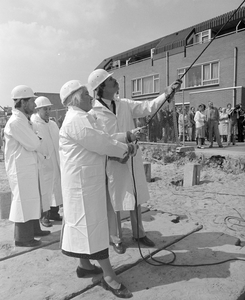 884254 Afbeelding van het slaan van de eerste paal voor 'vlek 4c' in de wijk Lunetten te Utrecht, door burgemeester ...